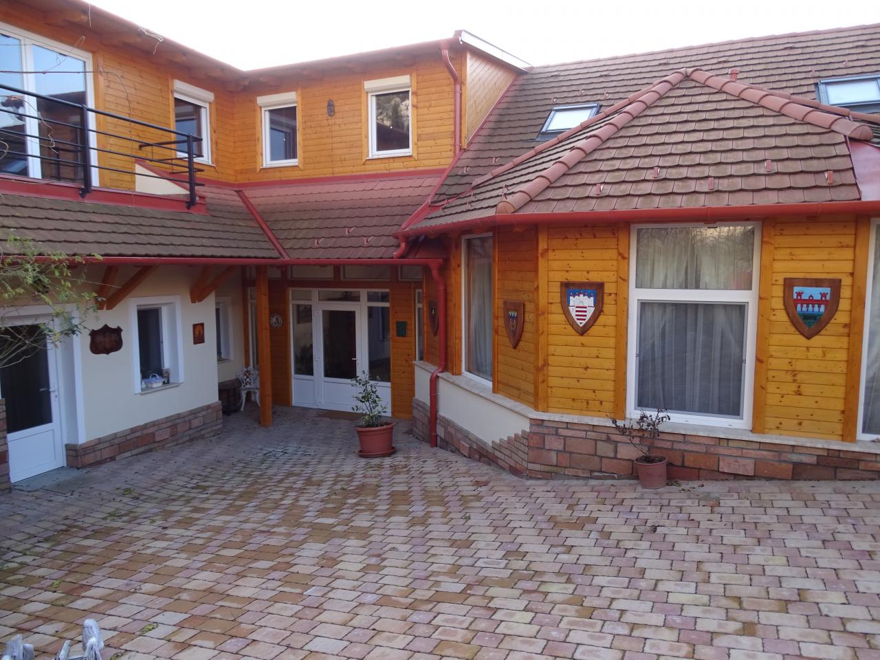 Családi 1. apartman udvara